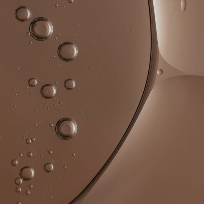 Burbujas suspendidas en un líquido. EIRE Origins te da una guía sobre ácidos en la cosmética natural